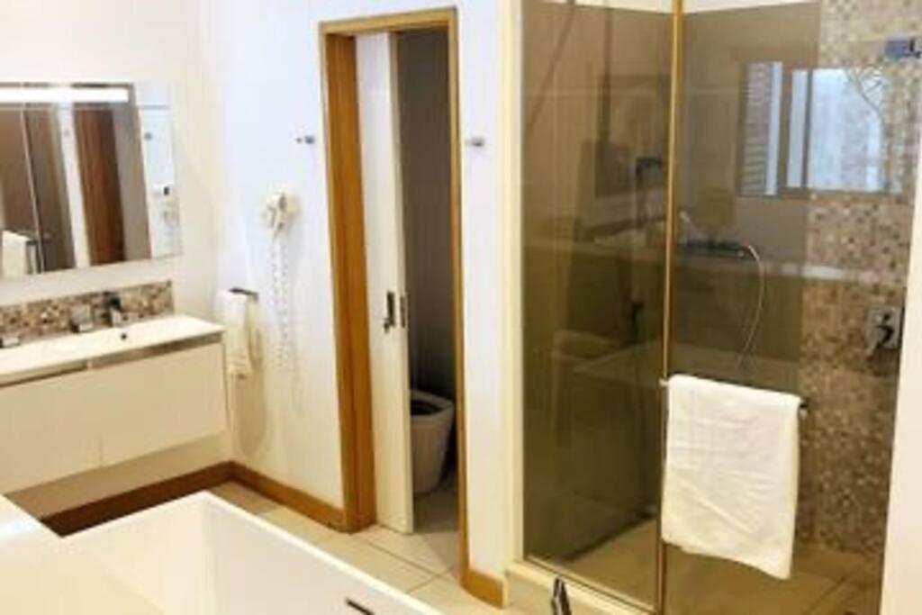 Latitude Luxury Seafront Suite Rivière Noire Buitenkant foto