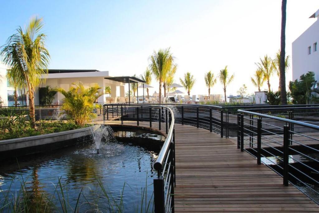 Latitude Luxury Seafront Suite Rivière Noire Buitenkant foto