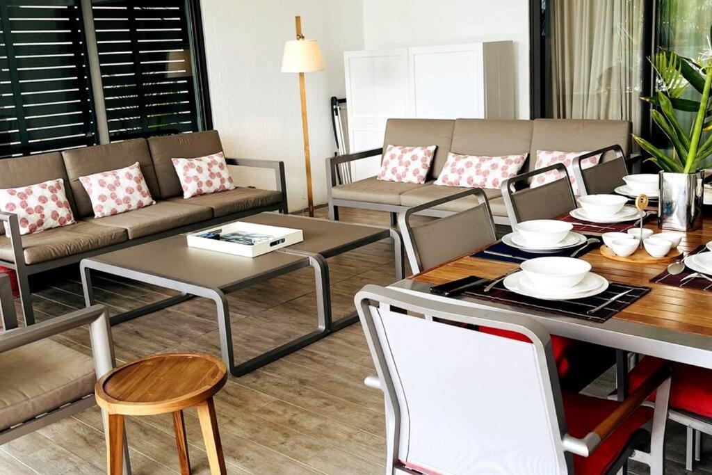 Latitude Luxury Seafront Suite Rivière Noire Buitenkant foto