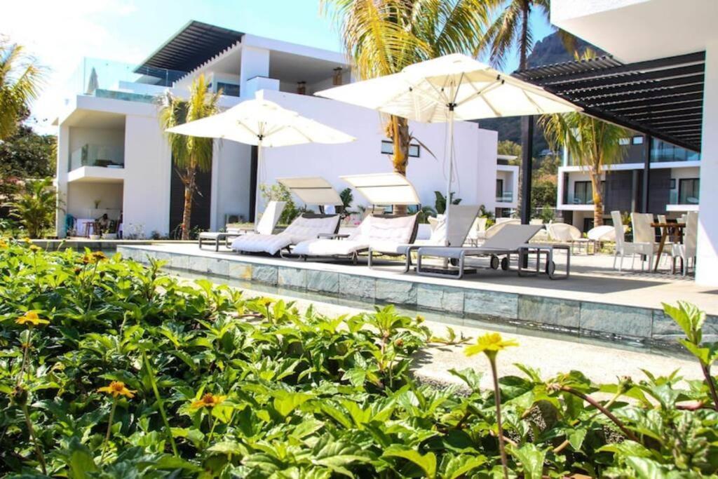 Latitude Luxury Seafront Suite Rivière Noire Buitenkant foto