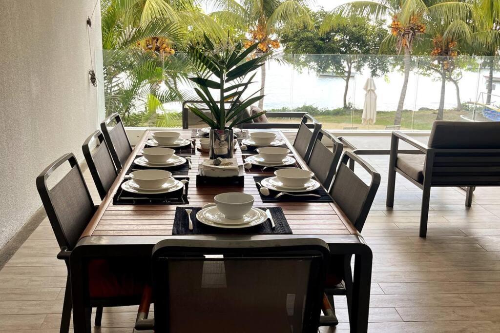 Latitude Luxury Seafront Suite Rivière Noire Buitenkant foto